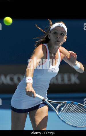 Melbourne, Australien. 24. Januar 2015. Australian Open Tennis aus Melbourne Park. Agnieszka Radwanska Polen kehrt ein Schuss in ihrem Match gegen Varvara Lepchenko der USA am Tag sechs der 2015 Australian Open in Melbourne Park, Melbourne, Australien. Bildnachweis: Action Plus Sport Bilder/Alamy Live News Stockfoto