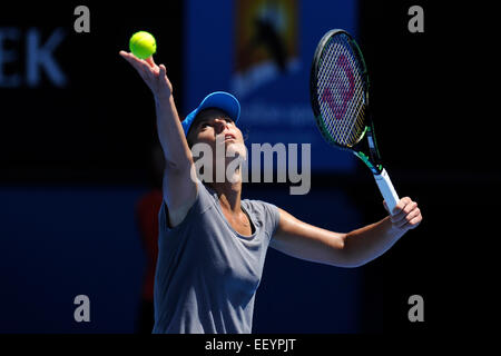 Melbourne, Australien. 24. Januar 2015. Australian Open Tennis aus Melbourne Park. Varvara Lepchenko der USA dient in ihrem Match gegen Agnieszka Radwanska Polens am Tag sechs der 2015 Australian Open in Melbourne Park, Melbourne, Australien. Bildnachweis: Action Plus Sport Bilder/Alamy Live News Stockfoto