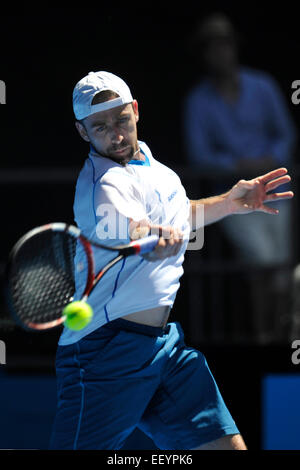 Melbourne, Australien. 24. Januar 2015. Australian Open Tennis aus Melbourne Park. Benjamin Becker Deutschland kehrt ein Schuss in seinem Match gegen Milos Raonic of Canada am Tag sechs der 2015 Australian Open in Melbourne Park, Melbourne, Australien. Bildnachweis: Action Plus Sport Bilder/Alamy Live News Stockfoto