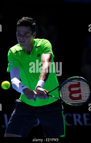 Melbourne, Australien. 24. Januar 2015. Australian Open Tennis aus Melbourne Park. Milos Raonic von Kanada kehrt ein Schuss in seinem Match gegen Benjamin Becker Deutschlands am Tag sechs der 2015 Australian Open in Melbourne Park, Melbourne, Australien. Bildnachweis: Action Plus Sport Bilder/Alamy Live News Stockfoto