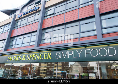 Marks &amp; Spencer einfach Lebensmittelgeschäft in Lytham St Annes, Blackpool, Lancashire, England mit Travelodge Hotel oben Stockfoto