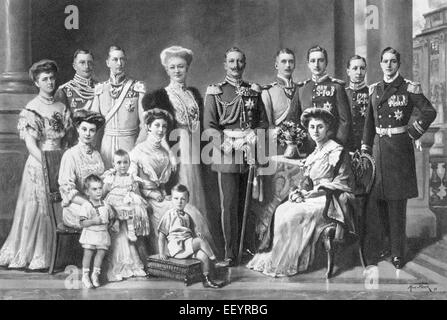 Kaiser Wilhelm II oder William II, 1859 –1941, mit seiner Frau Augusta Victoria und ihre Familie, 1911, Deutschlands Kaiserh Stockfoto