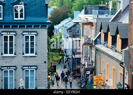 QUEBEC Stadt, Kanada - SEP 10: Old Street in den Tag am 10. September 2012 in Quebec City, Kanada. Die Hauptstadt der kanadischen Provinz Quebec ist es eine der ältesten Städte in Nordamerika. Stockfoto