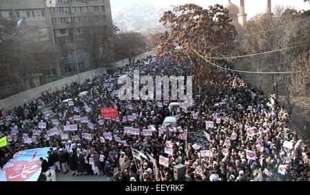 Kabul, Afghanistan. 24. Januar 2015. Afghanische Volk halten Plakate besuchen einen Protest gegen die Karikaturen in der französischen Zeitschrift Charlie Hebdo in Kabul, Afghanistan, 24. Januar 2015 veröffentlicht. Bildnachweis: Rahmin/Xinhua/Alamy Live-Nachrichten Stockfoto