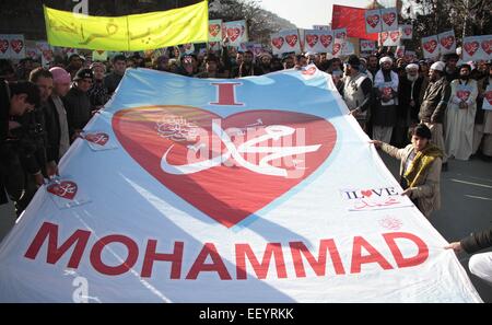 Kabul, Afghanistan. 24. Januar 2015. Afghanische Volk halten Plakate besuchen einen Protest gegen die Karikaturen in der französischen Zeitschrift Charlie Hebdo in Kabul, Afghanistan, 24. Januar 2015 veröffentlicht. Bildnachweis: Rahmin/Xinhua/Alamy Live-Nachrichten Stockfoto