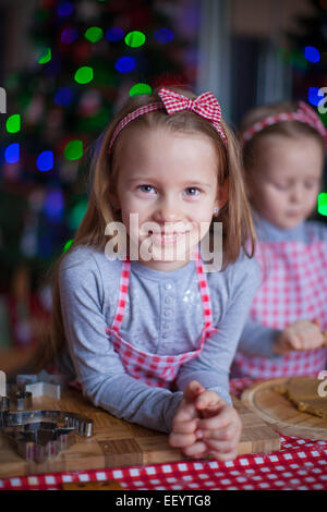 Kleine Mädchen in Fäustlinge Lebkuchen Weihnachtsplätzchen Backen Stockfoto