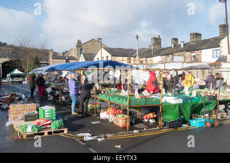 Obst und Gemüse vor Marktständen in Ramsbottom, Lancashire, England Stockfoto