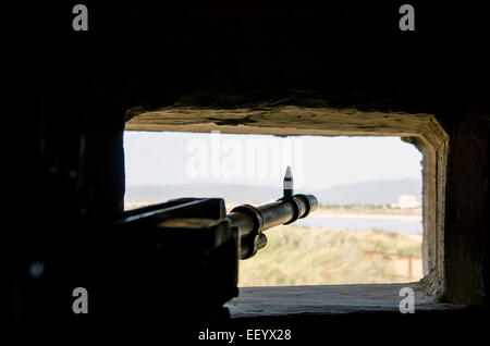 Gewehr schussbereit in die Scharte im Hintergrund von Landschaft mit See und grün wie ein Foto gemacht Stockfoto