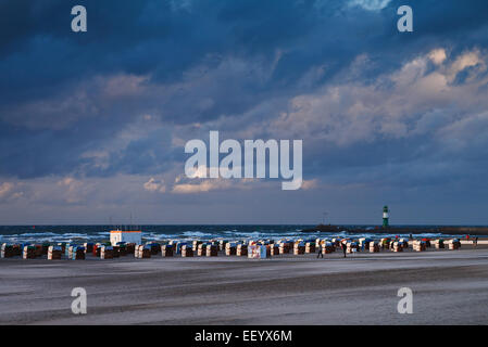 Der Strand von Warnemünde an einem stürmischen Tag. Stockfoto