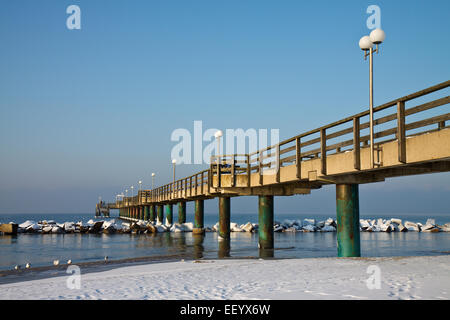 Wustrow Pier im Winter. Stockfoto