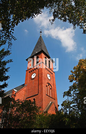 Eine Dorfkirche, umrahmt von Bäumen. Stockfoto