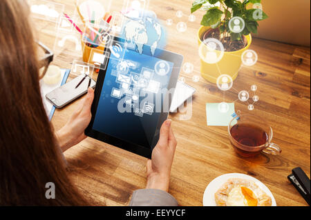 Frau mit Tablet auf hölzernen Schreibtisch mit digitale Regelung gestellt. Stockfoto