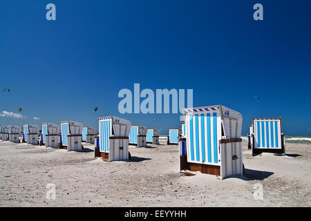 Liegestühle am Strand von Warnemünde. Stockfoto