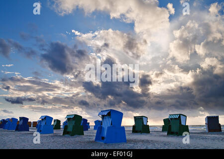 Liegestühle am Strand von Warnemünde (Deutschland). Stockfoto