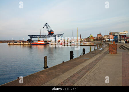 Blick auf den Hafen der Hansestadt Rostock. Stockfoto