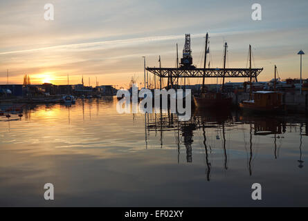 Blick auf den Hafen der Hansestadt Rostock bei Sonnenuntergang. Stockfoto