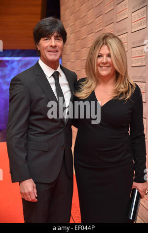 Baden-Baden, Deutschland. 23. Januar 2015. Der Trainer der deutschen Fußball-Mannschaft Joachim Löw (L) und seine Frau Daniela kommen für die deutschen Medien Award Zeremonie in Baden-Baden, Deutschland, 23. Januar 2015. Löw wurde mit dem deutschen Medien Award 2014 ausgezeichnet. Foto: Uli Deck/Dpa/Alamy Live News Stockfoto