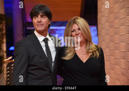 Baden-Baden, Deutschland. 23. Januar 2015. Der Trainer der deutschen Fußball-Mannschaft Joachim Löw (L) und seine Frau Daniela kommen für die deutschen Medien Award Zeremonie in Baden-Baden, Deutschland, 23. Januar 2015. Löw wurde mit dem deutschen Medien Award 2014 ausgezeichnet. Foto: Uli Deck/Dpa/Alamy Live News Stockfoto