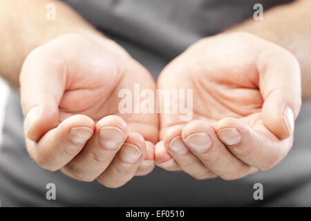 zwei männliche Hände, als ob geben, zeigen oder halten Konzept Stockfoto