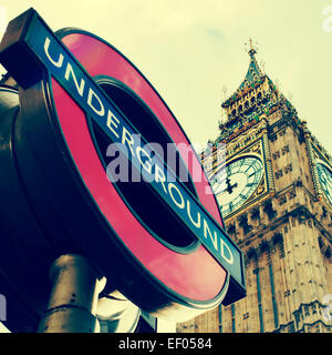 ein Blick auf ein typischen unterirdischen Zeichen und dem Big Ben im Hintergrund, in London, Vereinigtes Königreich, mit einem Filtereffekt Stockfoto