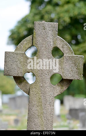 Keltisches Kreuz Grabstein im Friedhof Foster Hill Road, Bedford, Bedfordshire, England Stockfoto