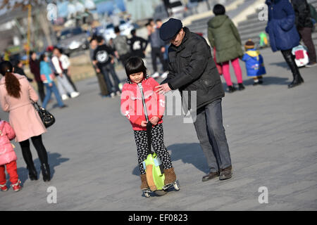 (150124)--YINCHUAN, 24. Januar 2015 (Xinhua)--ein kleines Mädchen lernt ein Einrad Reitpony Guangming Square in Yinchuan, der Hauptstadt der nordwestlichen chinesischen autonomen Region Ningxia Hui, 24. Januar 2015. Viele Anwohner kam im Freien ihr Wochenende zu verbringen, wie das Wetter an diesem Samstag war in Ordnung. (Xinhua/Li Ran) (Wjq) Stockfoto