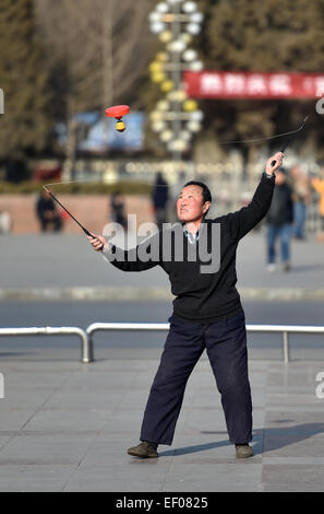 (150124)--YINCHUAN, 24. Januar 2015 (Xinhua)--A Mann spielt Diabolo auf Guangming Square in Yinchuan, der Hauptstadt der nordwestlichen chinesischen autonomen Region Ningxia Hui, 24. Januar 2015. Viele Anwohner kam im Freien ihr Wochenende zu verbringen, wie das Wetter an diesem Samstag war in Ordnung. (Xinhua/Li Ran) (Wjq) Stockfoto