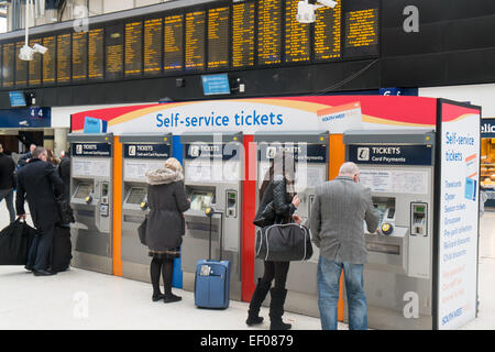 Leute kaufen ihre Bahnfahrkarten am Bahnhof London waterloo, england, Großbritannien, 2015 Stockfoto