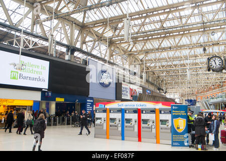 Waterloo Bahnhofshalle, mit London Waterloo Uhr, Selbstbedienungsfahrkartenautomaten und Schuhchemiker, London, England, UK, 2015 Stockfoto