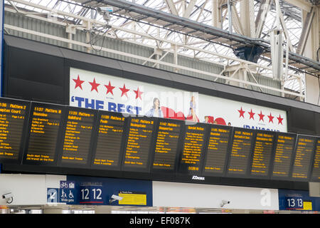 Fahrplan Kundeninformationstafel am bahnhof london waterloo, england, Vereinigtes Königreich Stockfoto