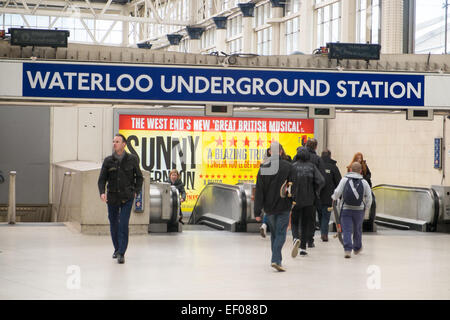 Passagiere, die in die londoner U-Bahn-Station waterloo, london, england, Großbritannien einsteigen Stockfoto