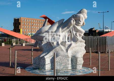 Norwegischen Matrosen Kirche mit Statue von Captain Scott Cardiff Bay Cardiff Wales Stockfoto