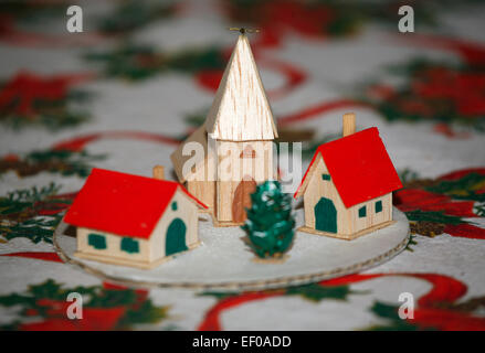 Handgemachte Miniaturdorf mit beherbergt Weihnachtsbaum als Geschenk. Schöne handgemachte Geschenk von Kindern Stockfoto
