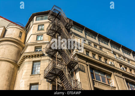 Metall Feuerleiter Treppe im Altbau Fassade Stockfoto