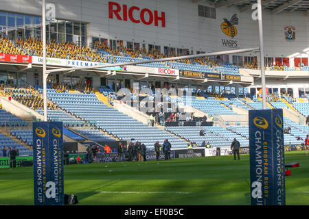 Coventry, Vereinigtes Königreich. 24. Januar 2015. Europäische Rugby Champions Cup. Wespen gegen Leinster. Zuschauern starten im Ricoh-Stadion vor dem Spiel zu sammeln. Bildnachweis: Aktion Plus Sport/Alamy Live-Nachrichten Stockfoto