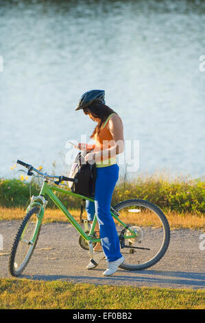 Radfahrer, die ihr Handy überprüfen Stockfoto