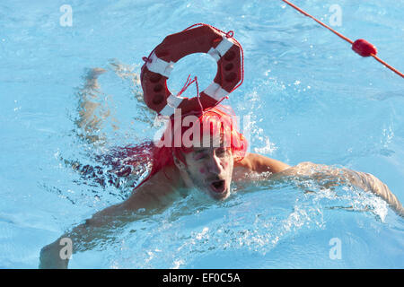 London, UK. 24. Januar 2015. 650 Teilnehmer aus ganz Europa beteiligen sich in der halbjährlichen Kaltwasser Swimming Championships in Tooting Bec Lido im Süden, London, Vereinigtes Königreich. 24.01.2015 © Theodore Liasi/ZUMA Draht/Alamy Live-Nachrichten Stockfoto