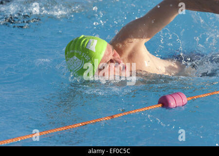 London, UK. 24. Januar 2015. 650 Teilnehmer aus ganz Europa beteiligen sich in der halbjährlichen Kaltwasser Swimming Championships in Tooting Bec Lido im Süden, London, Vereinigtes Königreich. 24.01.2015 © Theodore Liasi/ZUMA Draht/Alamy Live-Nachrichten Stockfoto