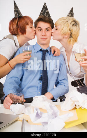 Zwei Frauen küssen Mann auf den Wangen Stockfoto