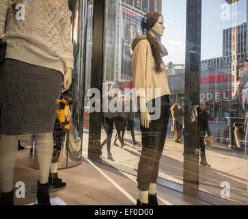 Menschenmassen passieren ein H & M Schaufenster in New York auf Donnerstag, 22. Januar 2015. (© Richard B. Levine) Stockfoto