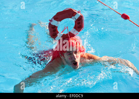 London, UK. 24. Januar 2015. 650 Teilnehmer aus ganz Europa beteiligen sich in der halbjährlichen Kaltwasser Swimming Championships in Tooting Bec Lido im Süden, London, Vereinigtes Königreich. 24.01.2015 credit: Theodore Liasi/Alamy Live-Nachrichten Stockfoto