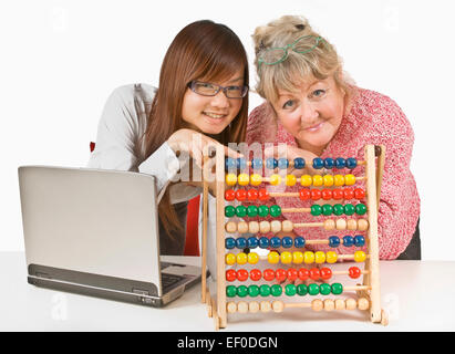 Lehrer und Schüler zeigen bei abacus Stockfoto