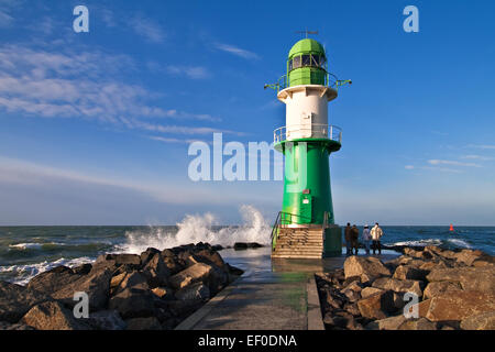 Der Molenturm der Westmole in Warnemünde. Stockfoto