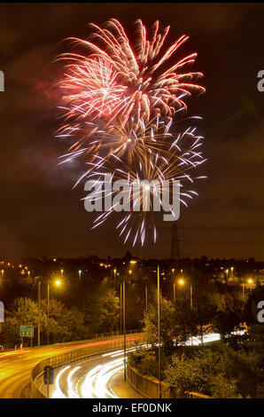 Feuerwerk am 5. November mit dem gestreift Lichter der Autos auf der A12-Straße unter Stockfoto