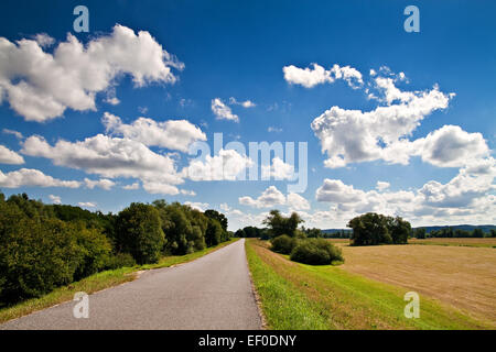 Auf einer Straße oder einem Staudamm. Stockfoto