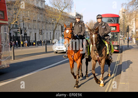 London, England, Vereinigtes Königreich. Berittene Polizei in Whitehall Stockfoto