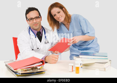 Arzt und Krankenschwester Blick auf Tabelle Stockfoto
