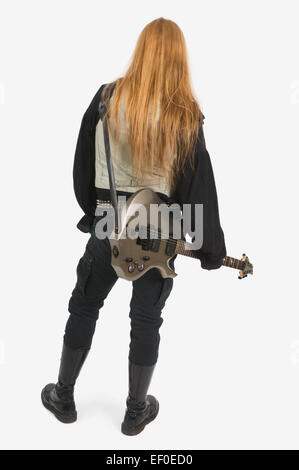 Langhaarige Mann Betrieb Gitarre Stockfoto