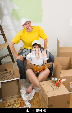 Paar auf der Suche im Foto-album Stockfoto