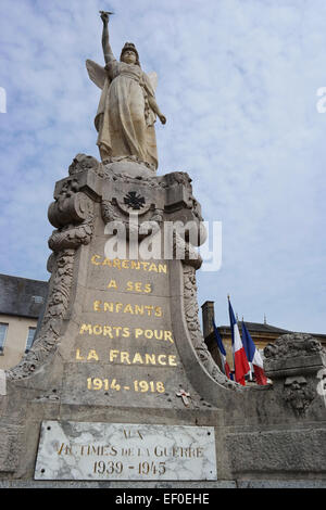 CARENTAN, Frankreich - Juli 2014: World War I Memorial in der Stadt Carentan, Normandie, Frankreich Stockfoto